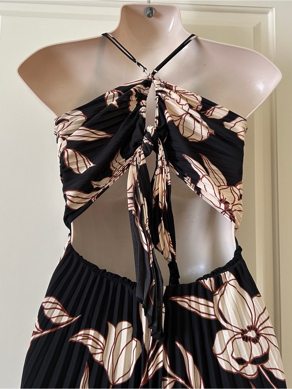 ASTR The Label Gorgeous Black And Tan Blythe Plisse Midi Dress Size L, NWT - Picture 7 of 9